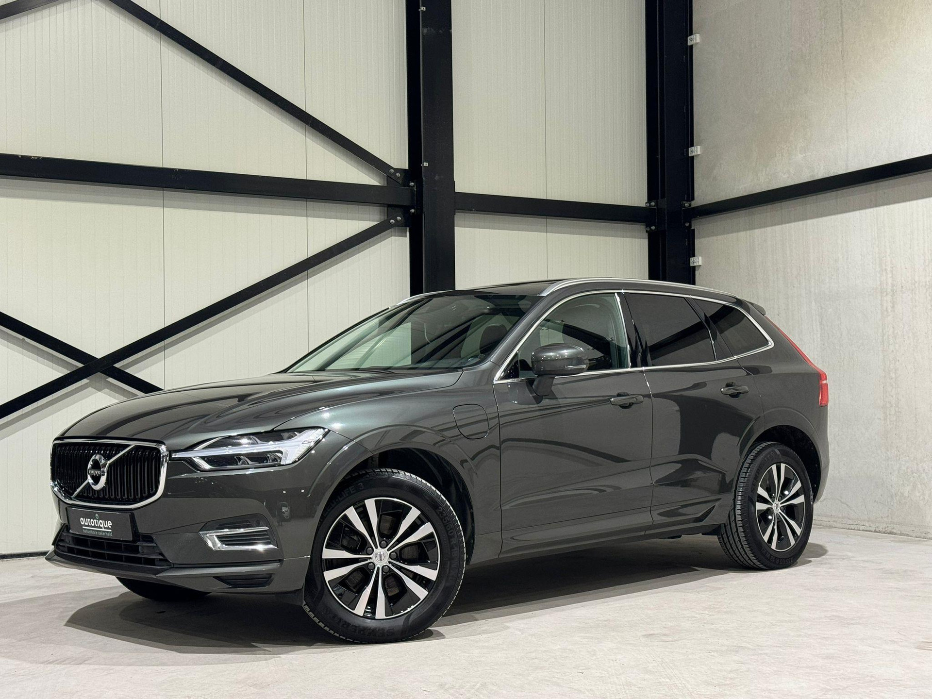 Volvo XC60 2.0 T8 AWD Momentum Pro X043VN