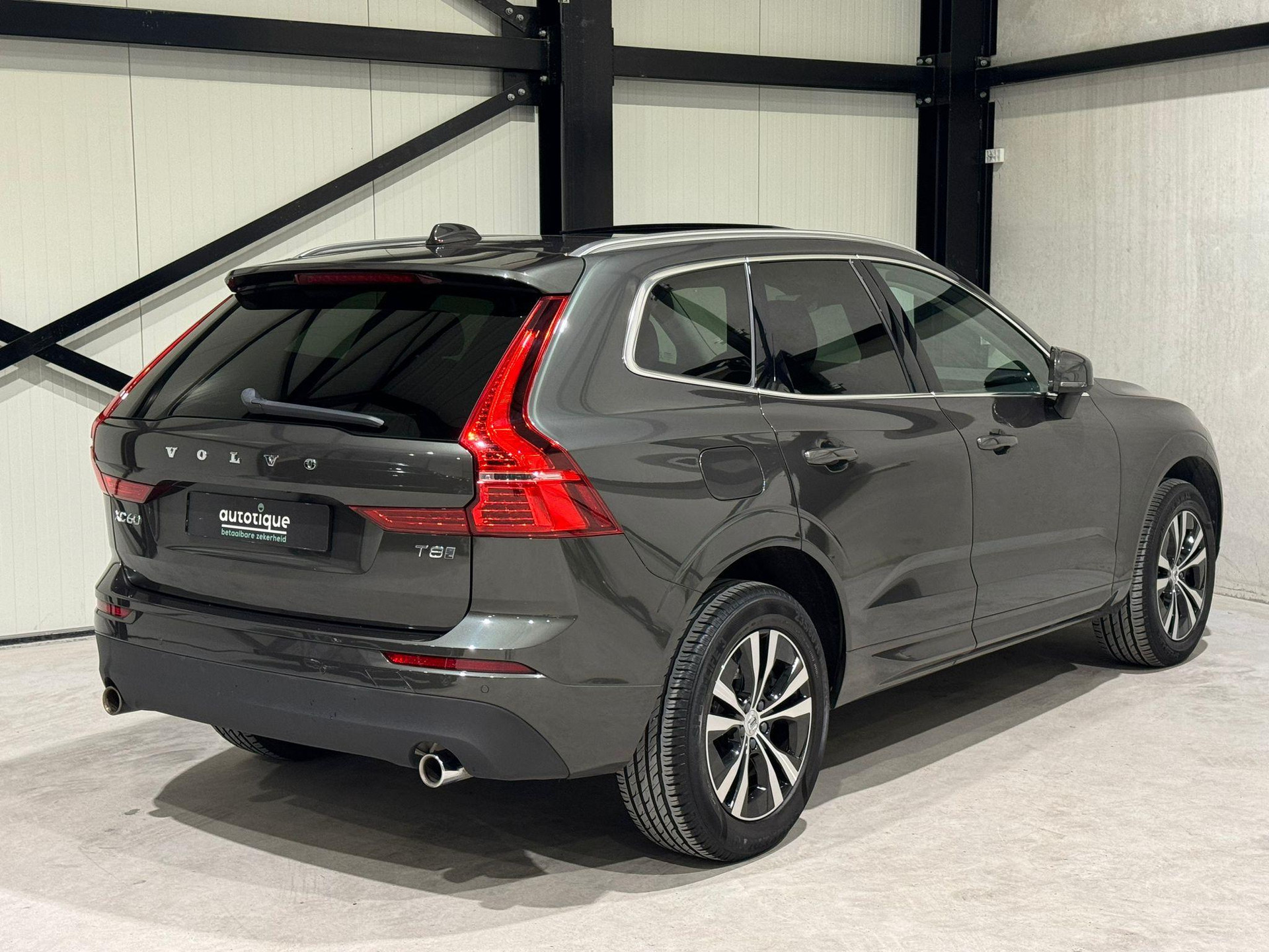 Volvo XC60 2.0 T8 AWD Momentum Pro X043VN