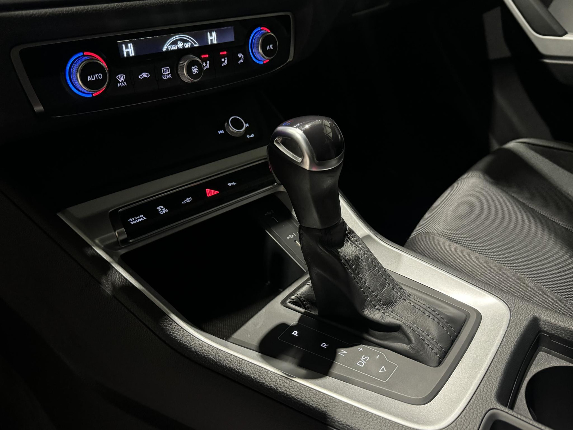 Audi Q3 45 TFSI e Business JKK89D