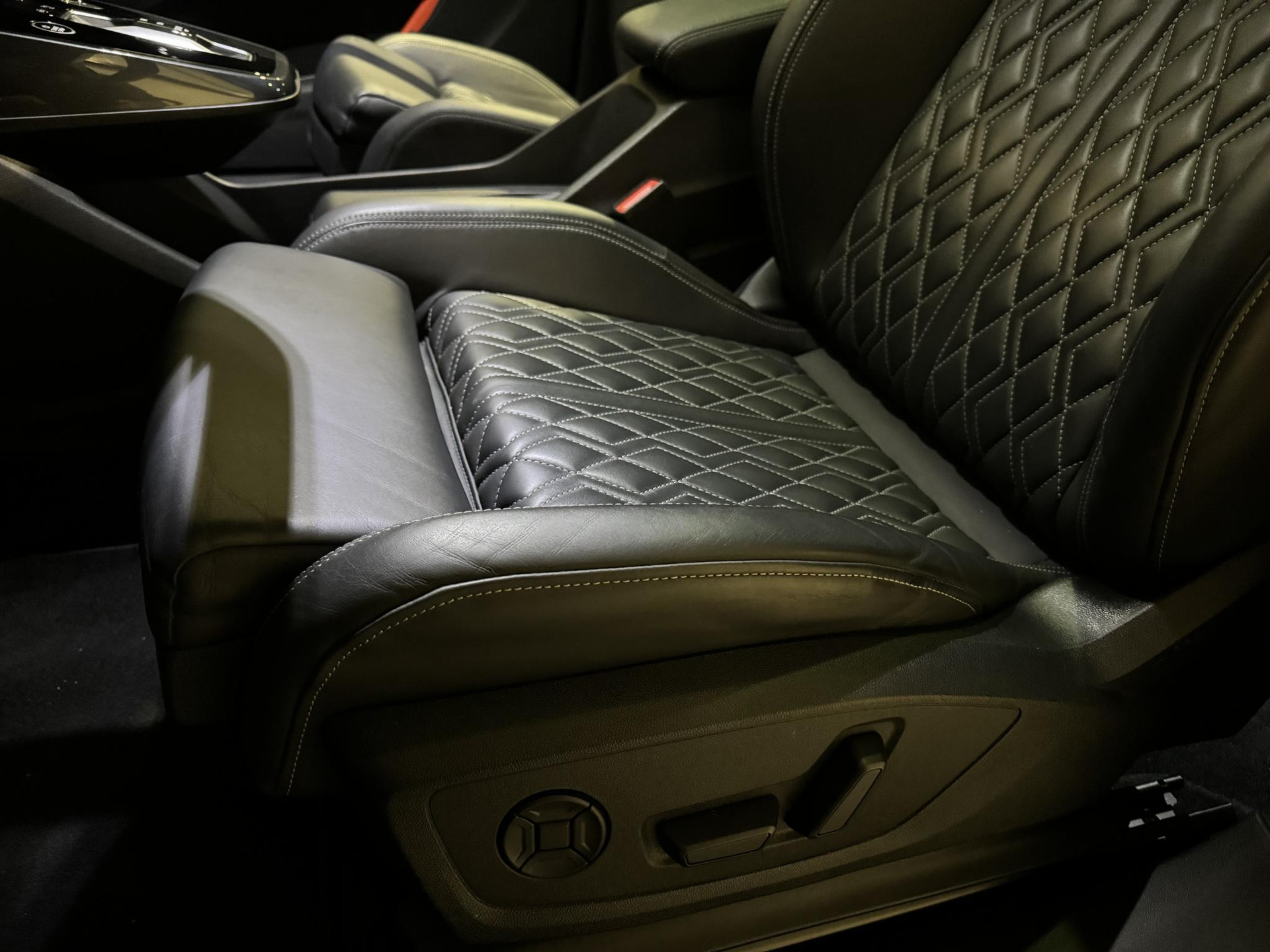 Audi Q4 e-tron 40 Launch edition S Competition 77 kWh GZG74P