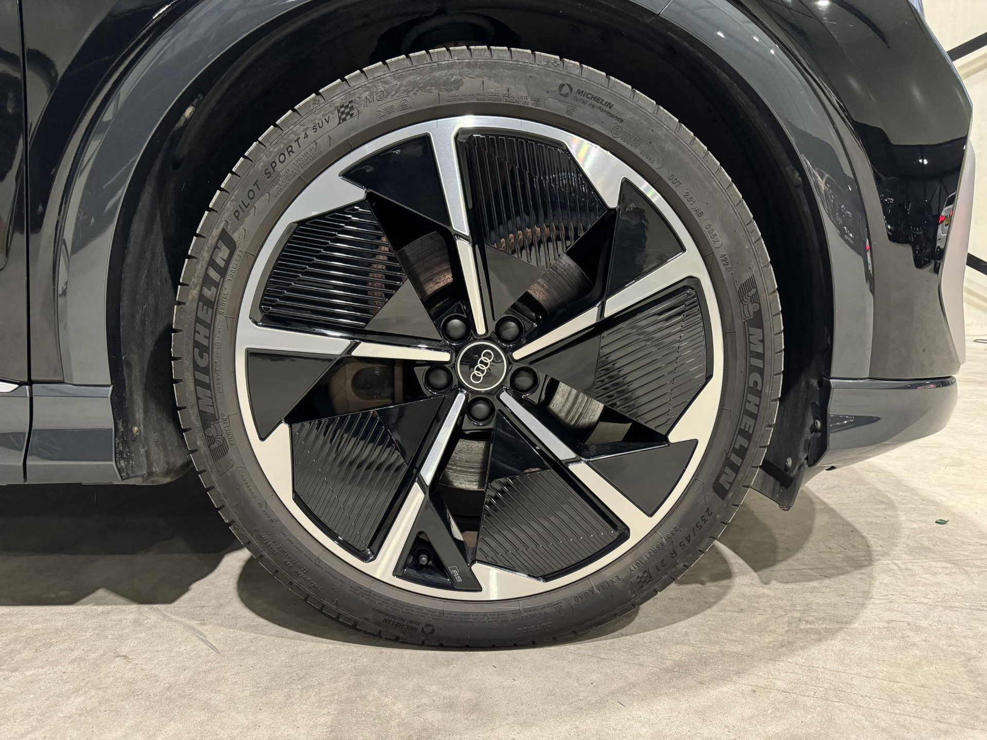 Audi Q4 e-tron 40 Launch edition S Competition 77 kWh GZG74P