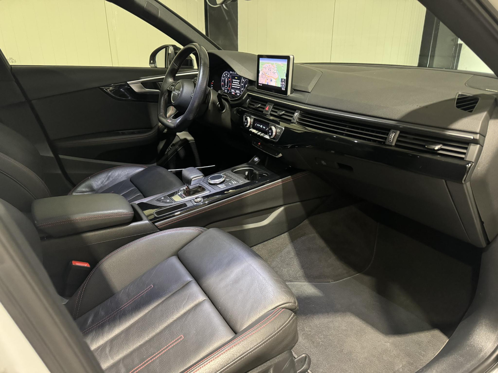 Audi A4 Avant 35 TFSI Sport S line black edition XV814Z