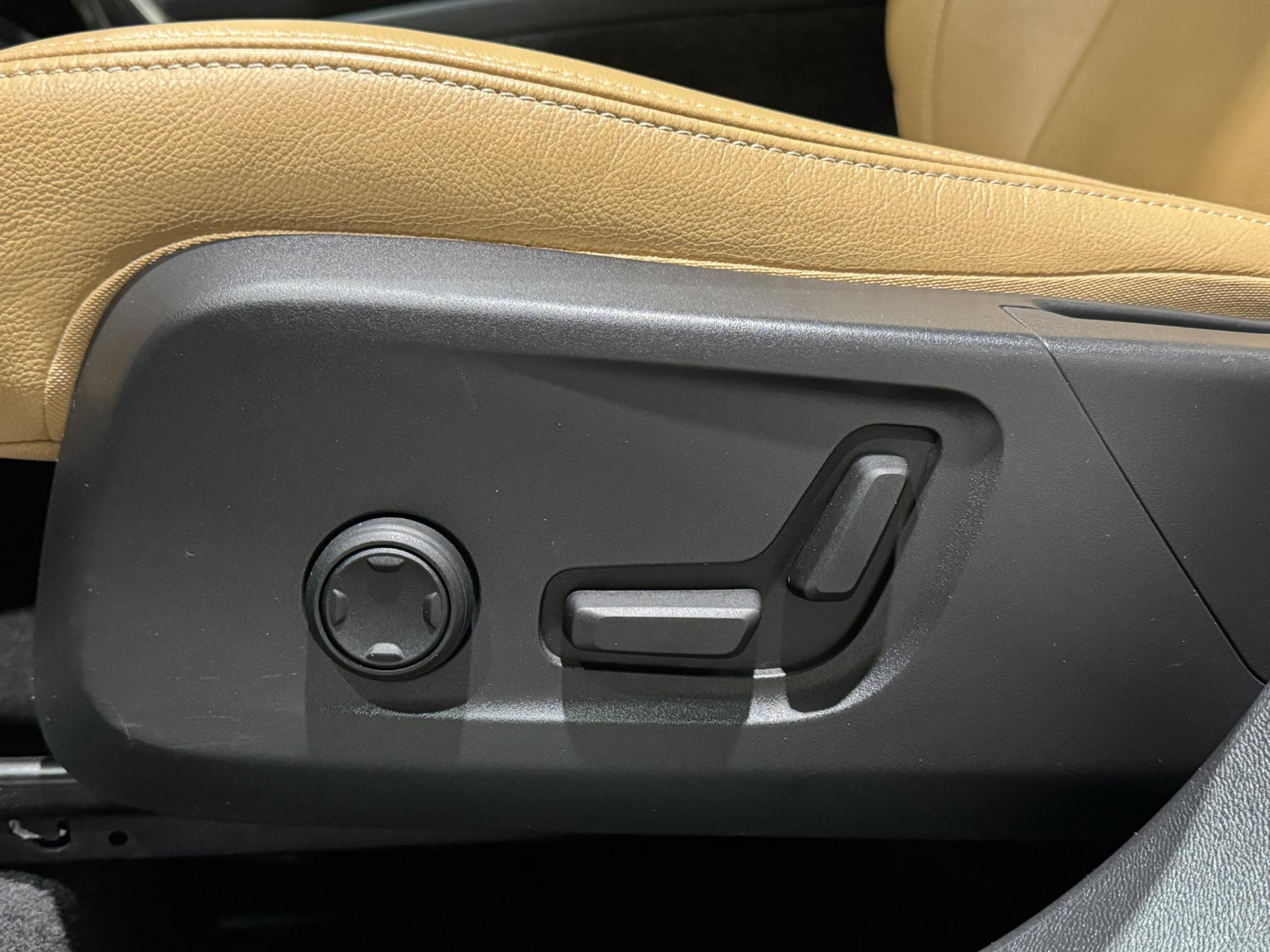 Volvo XC40 1.5 T5 Recharge Business Pro JRT84G