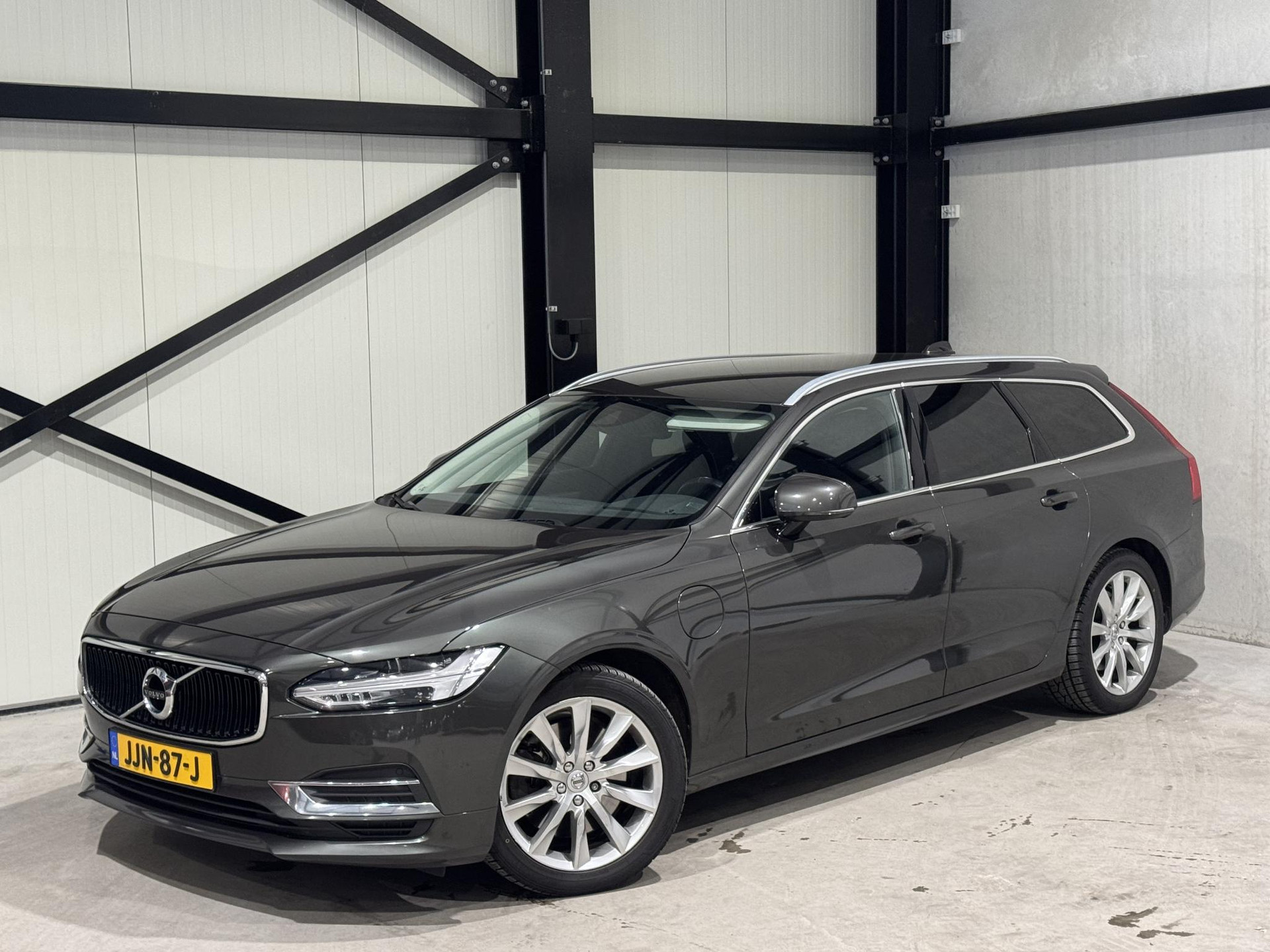 Volvo V90 2.0 T8 AWD Momentum Pro JJN87J