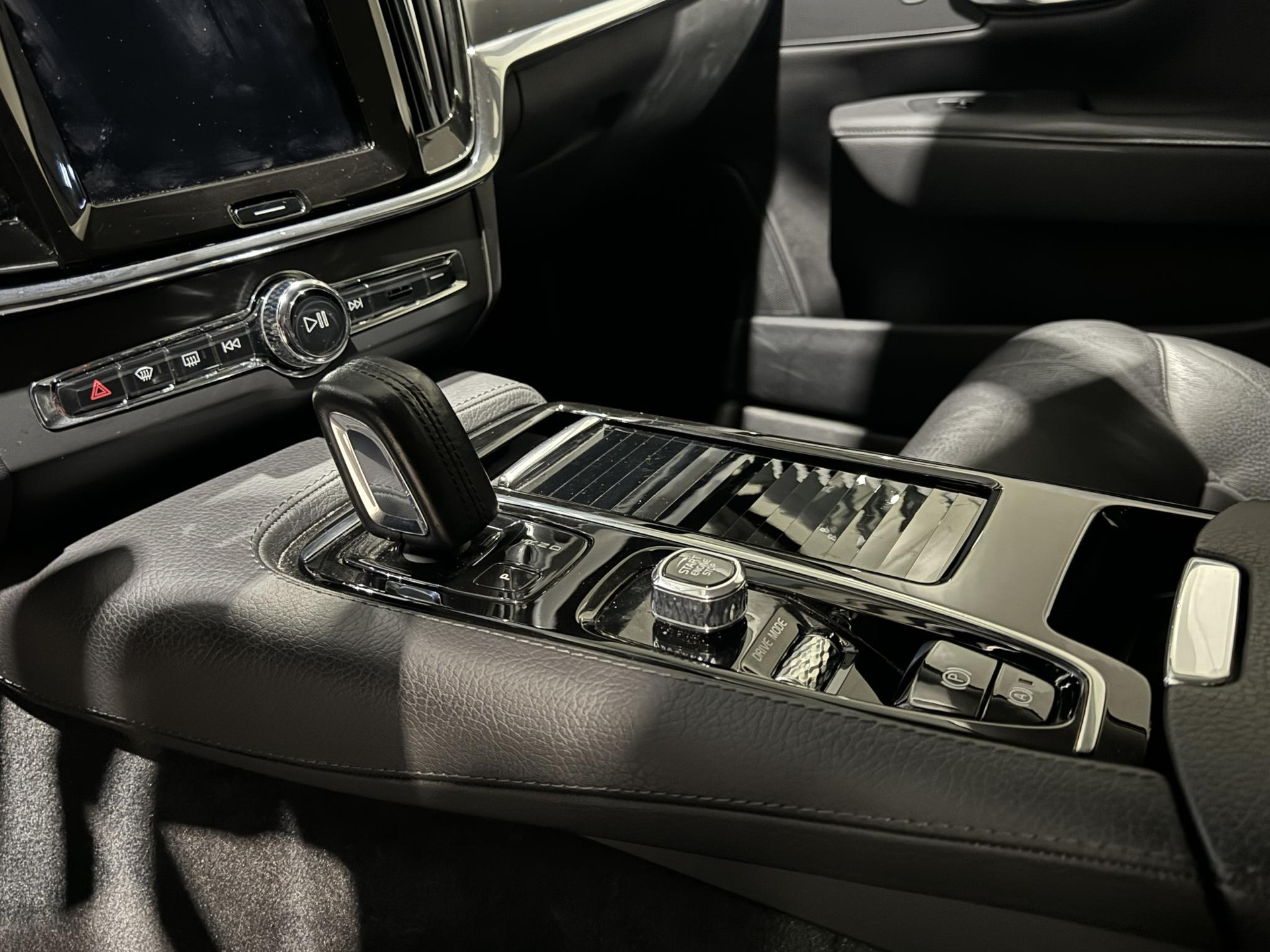 Volvo V90 2.0 T8 AWD Momentum Pro JJN87J