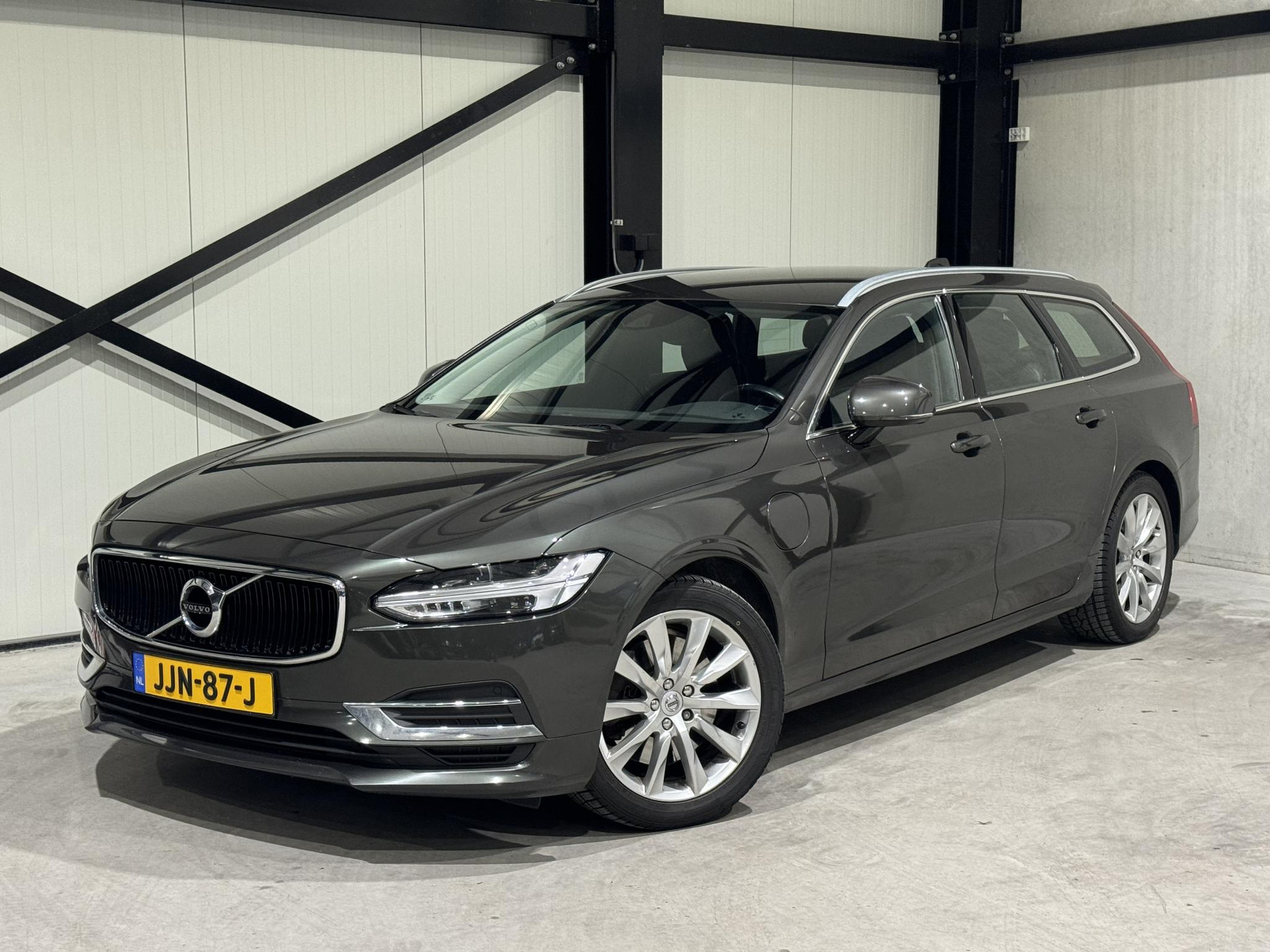 Volvo V90 2.0 T8 AWD Momentum Pro JJN87J