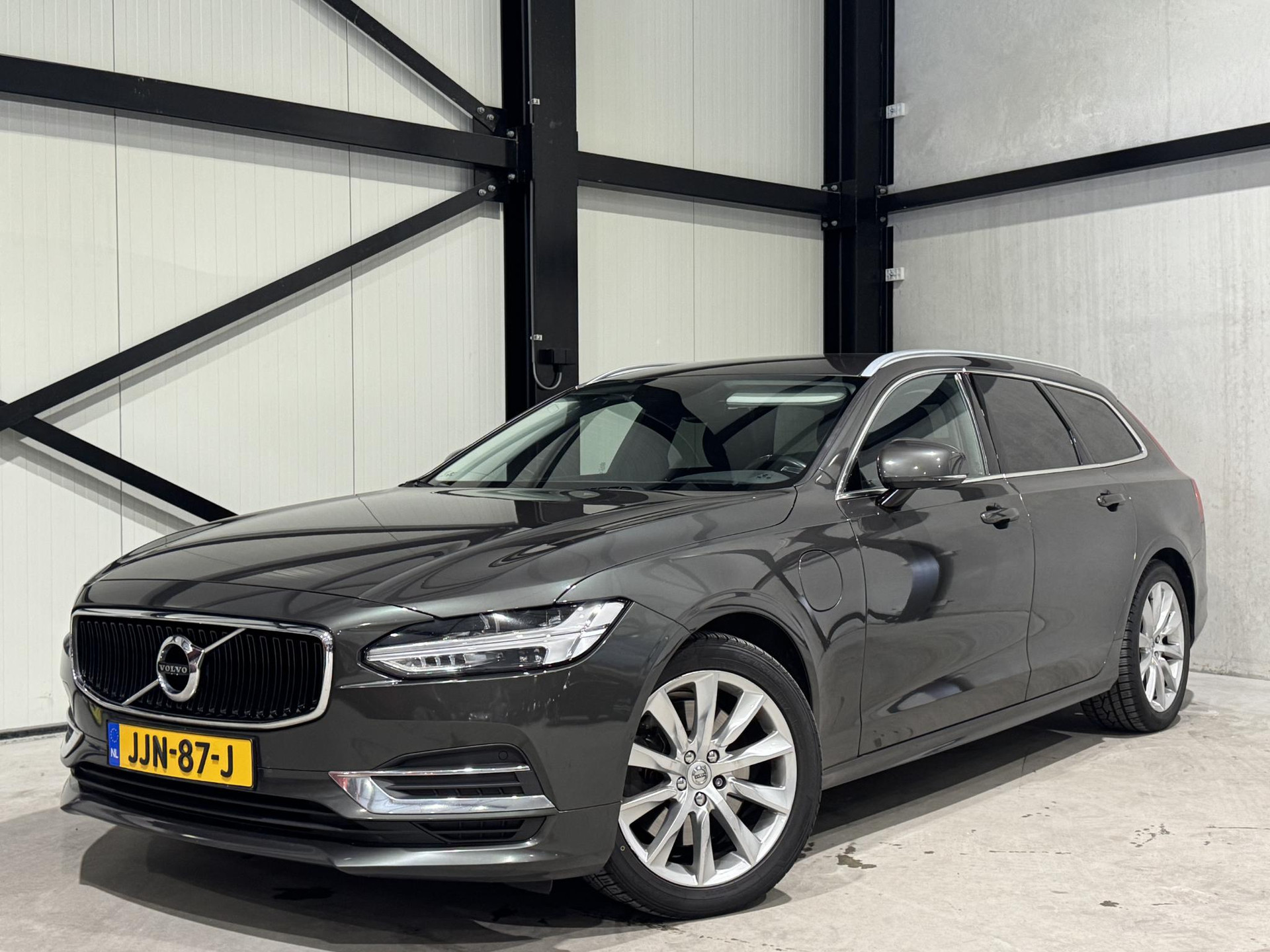 Volvo V90 2.0 T8 AWD Momentum Pro JJN87J