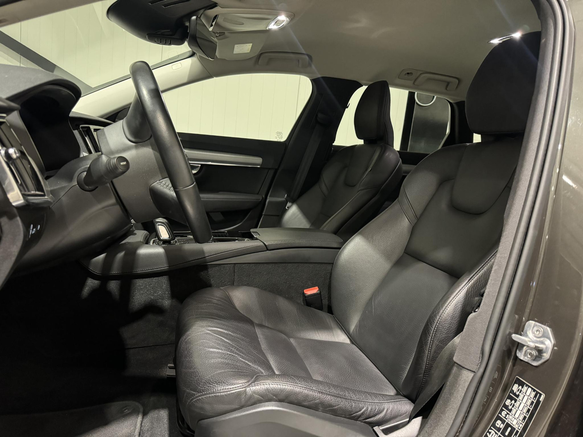 Volvo V90 2.0 T8 AWD Momentum Pro JJN87J