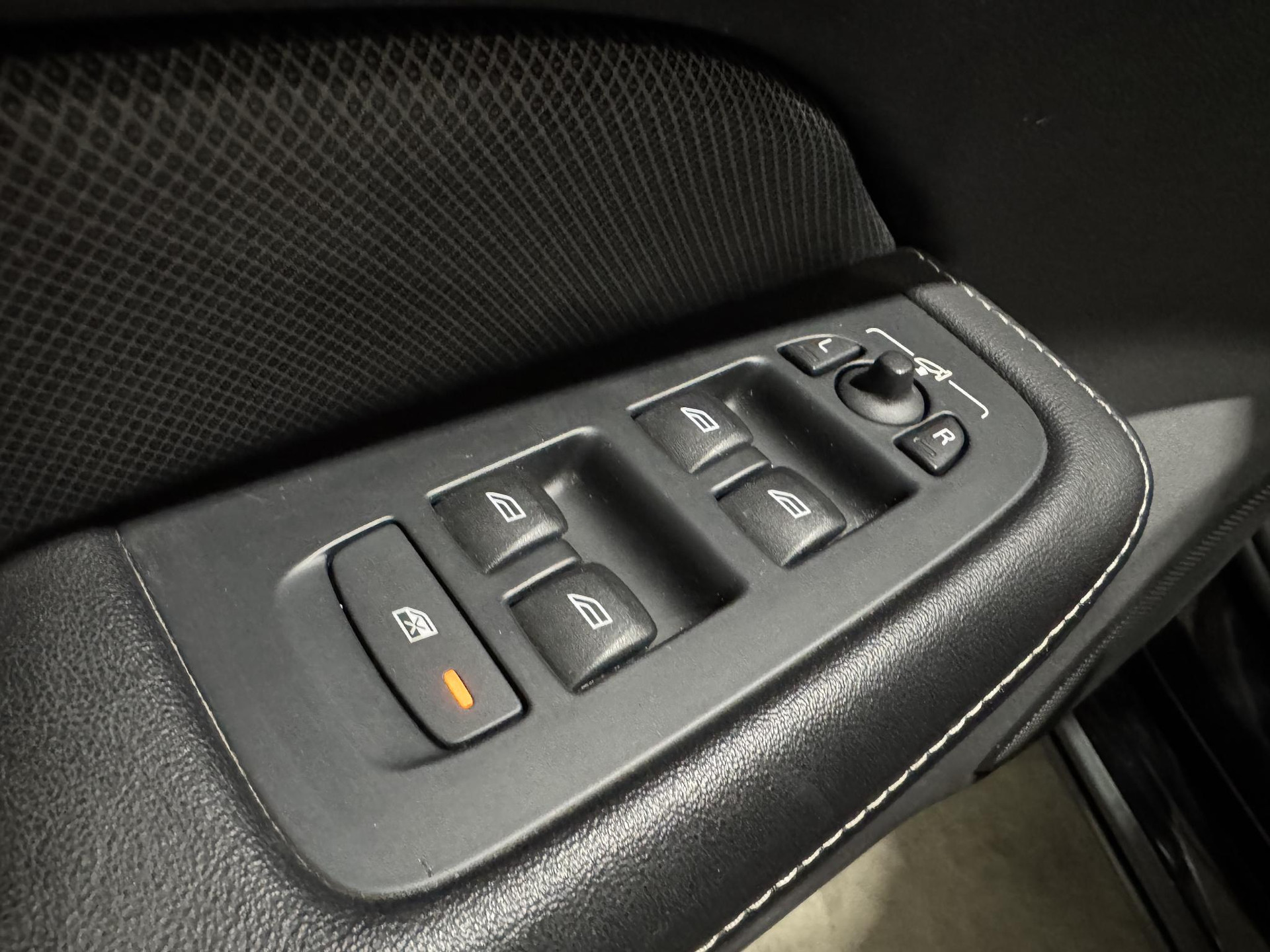 Volvo V60 2.0 T8 Recharge AWD R-Design JZV89F