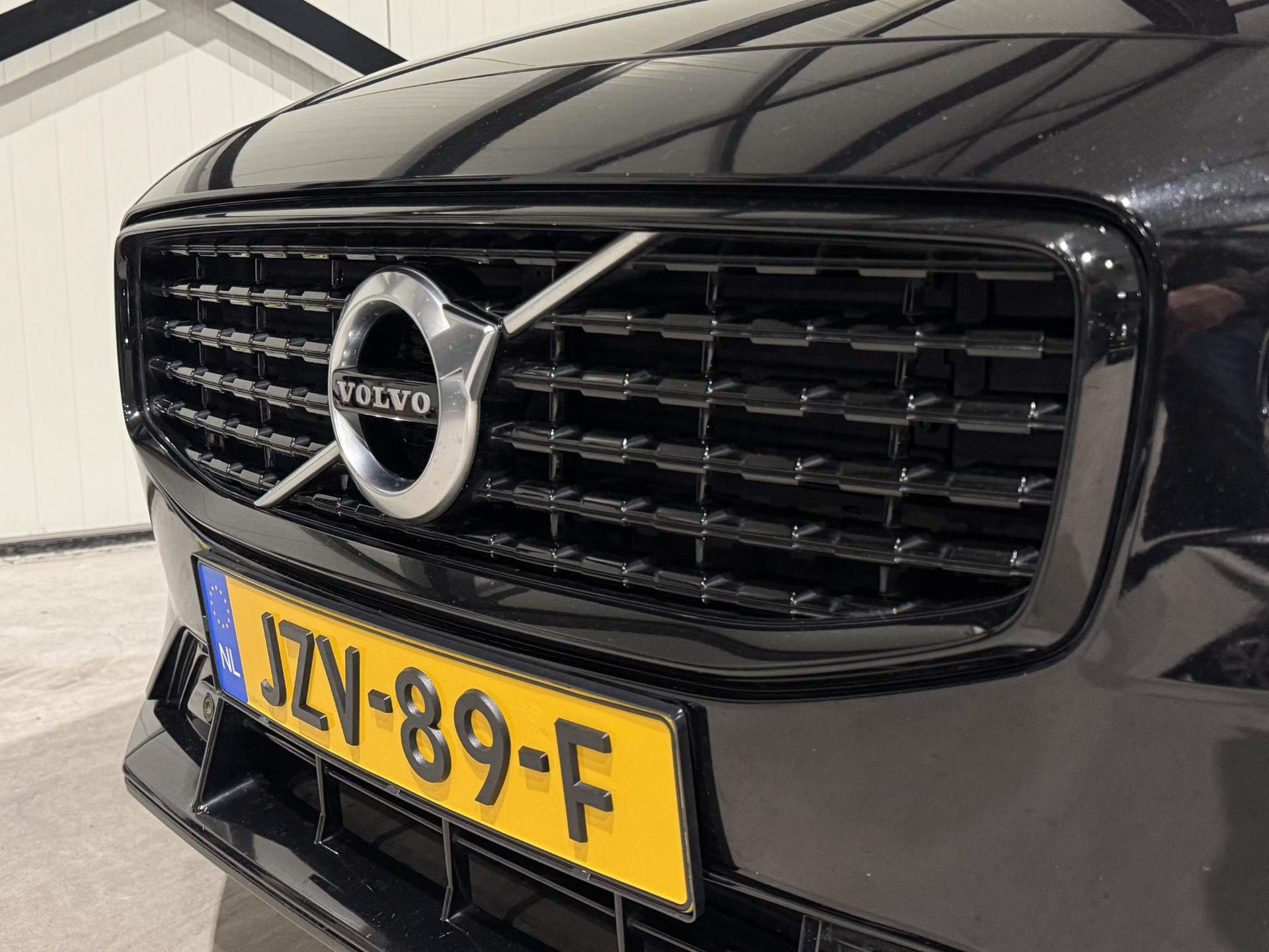 Volvo V60 2.0 T8 Recharge AWD R-Design JZV89F