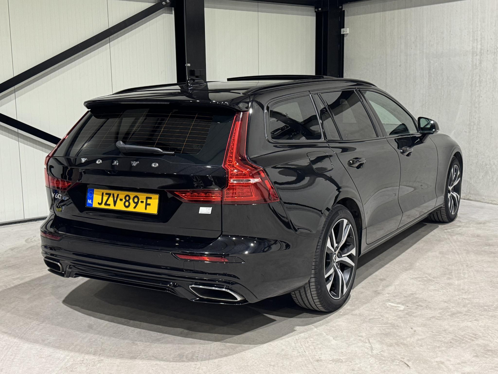 Volvo V60 2.0 T8 Recharge AWD R-Design JZV89F