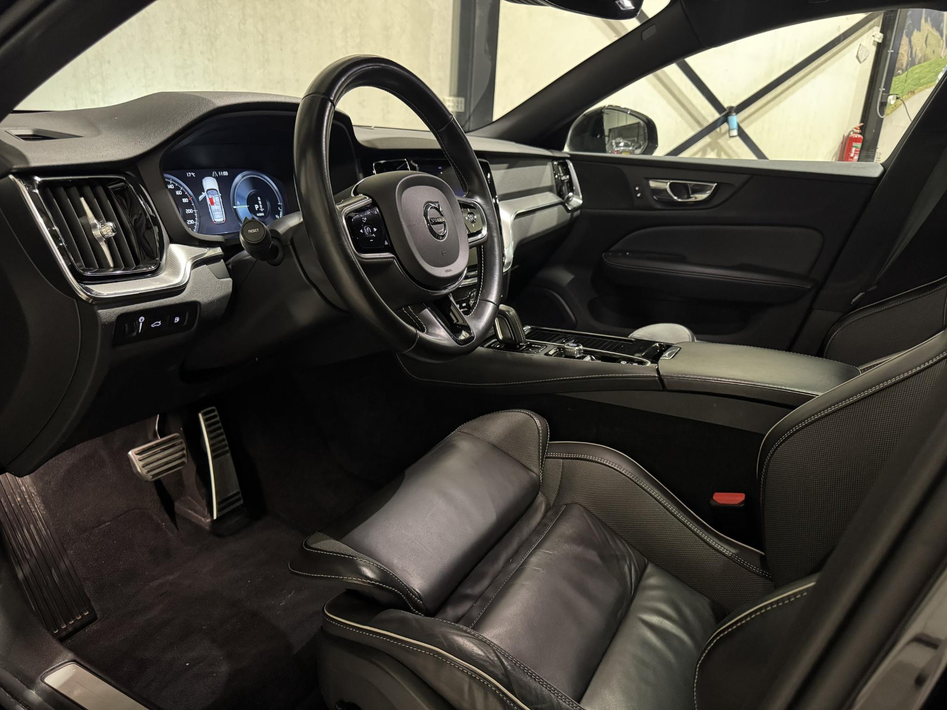 Volvo V60 2.0 T8 Recharge AWD R-Design JZV89F