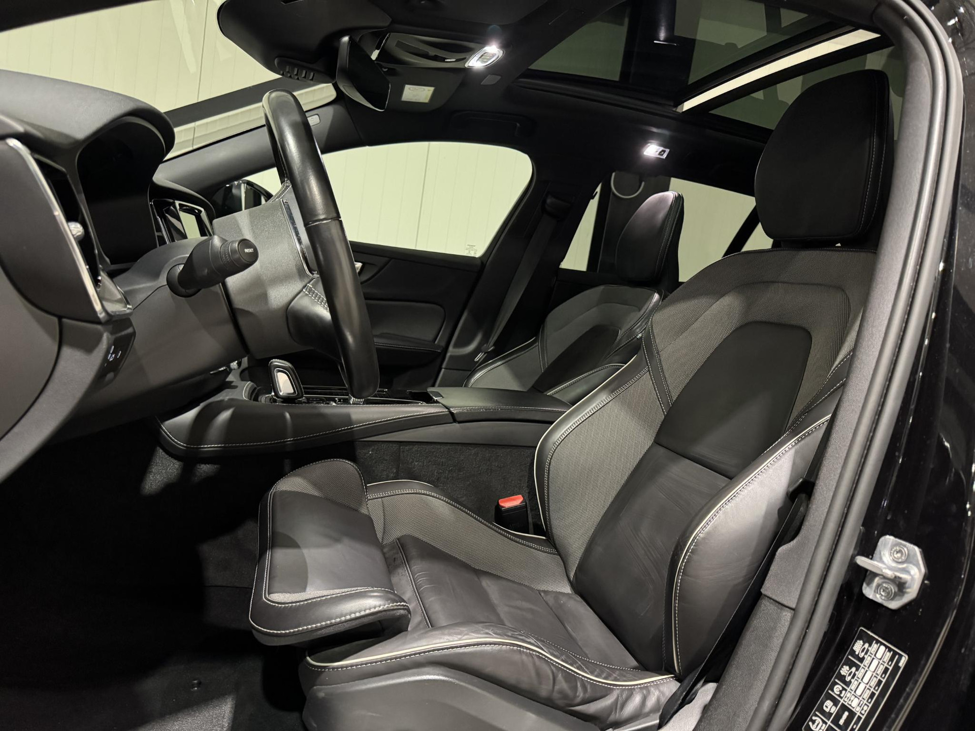 Volvo V60 2.0 T8 Recharge AWD R-Design JZV89F