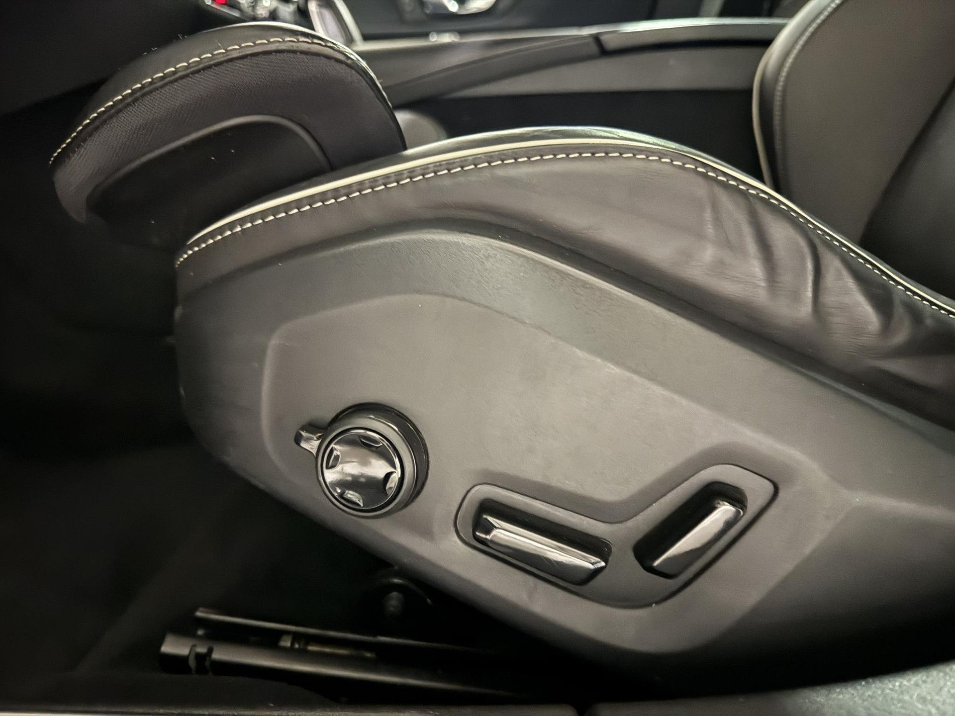 Volvo V60 2.0 T8 Recharge AWD R-Design JZV89F