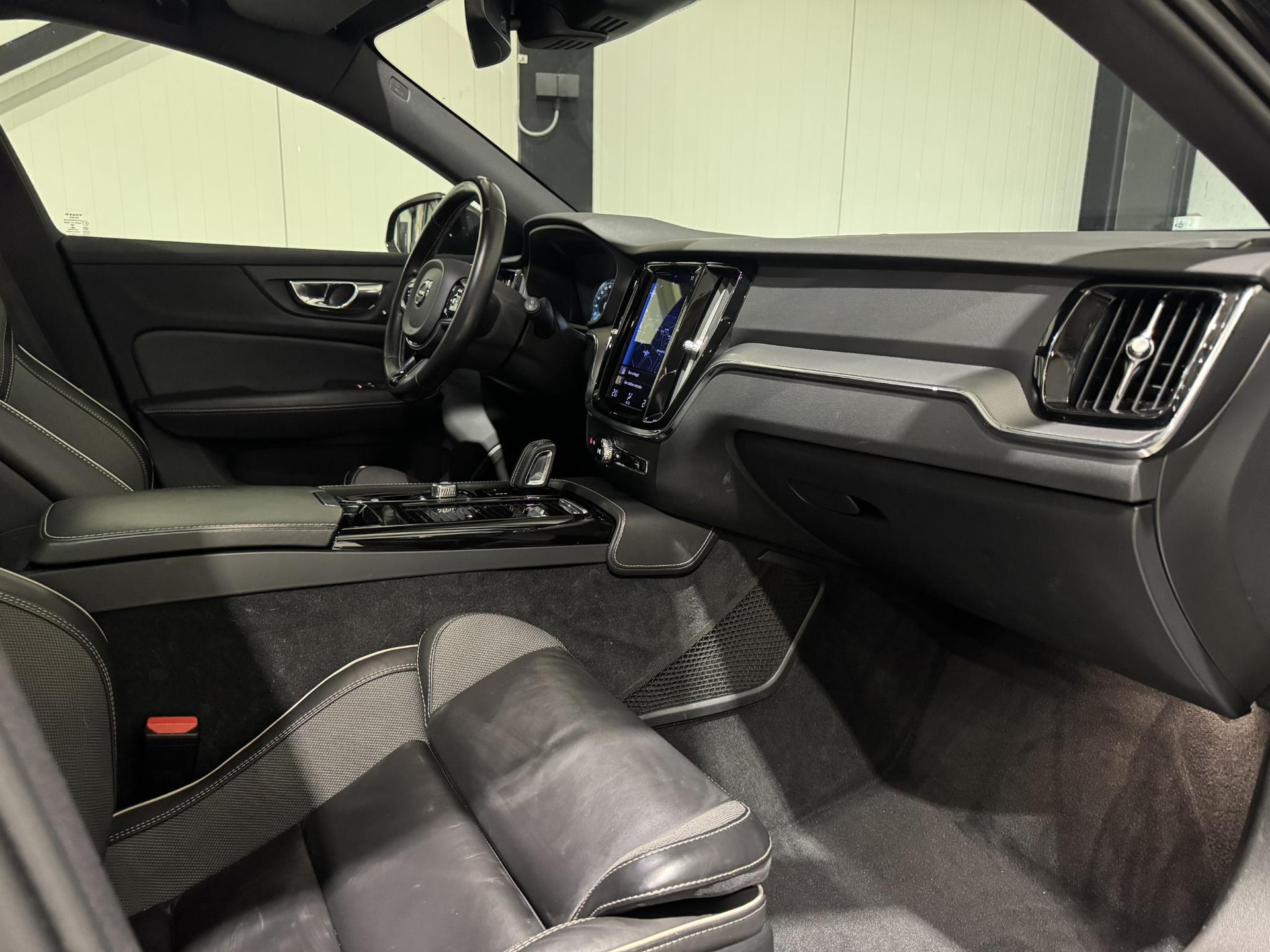 Volvo V60 2.0 T8 Recharge AWD R-Design JZV89F