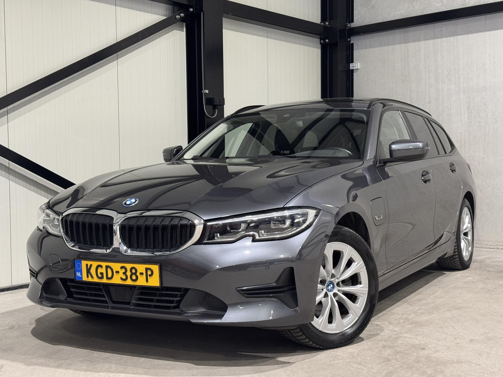 BMW 3 Serie Touring 320e xDrive Business KGD38P
